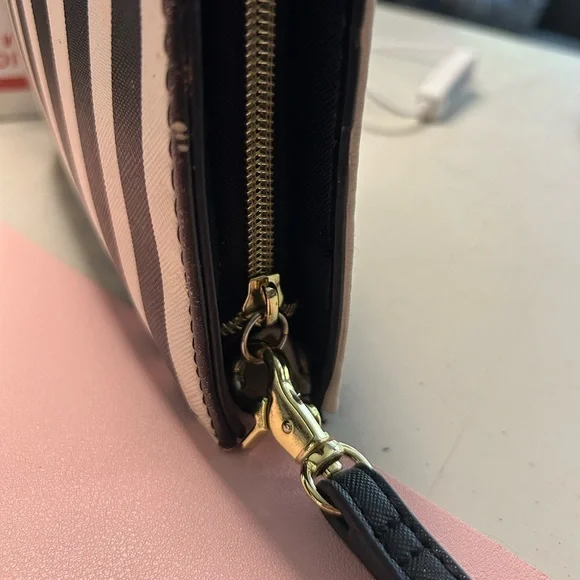 Betsey Johnson Clutch Large Wristlet and Crossbody Wallet EUC Stripes Vintage - Picture 3 of 16